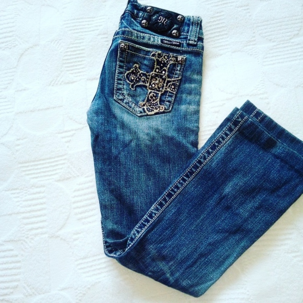 DESTROYED MISS ME JEANS SIZE 26
